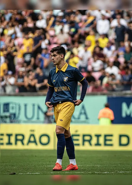 Imagem ilustrativa da imagem Filho do presidente do Retrô leva bolada, faz gol sem querer e precisa ser substituído; assista