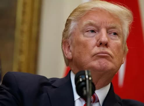 Trump evita citar Flávio Bolsonaro e diz acompanhar eleições no Brasil