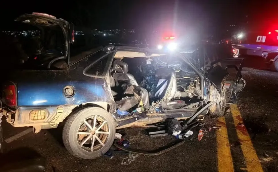 Imagem ilustrativa da imagem Acidente entre carros e moto deixa oito mortos em rodovia em Minas Gerais