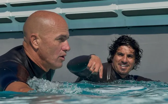 Imagem ilustrativa da imagem Gabriel Medina surfa com Kelly Slater e Rodrigo Santoro em piscina de ondas artificiais em São Paulo