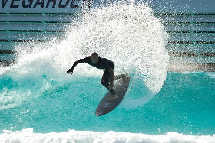 Imagem ilustrativa da imagem Gabriel Medina surfa com Kelly Slater e Rodrigo Santoro em piscina de ondas artificiais em São Paulo