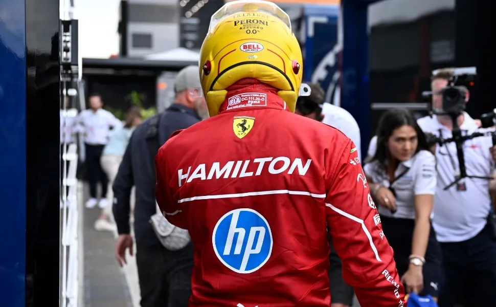 Imagem ilustrativa da imagem Hamilton diz ser ‘completamente inútil’ e dá sugestão chocante à Ferrari