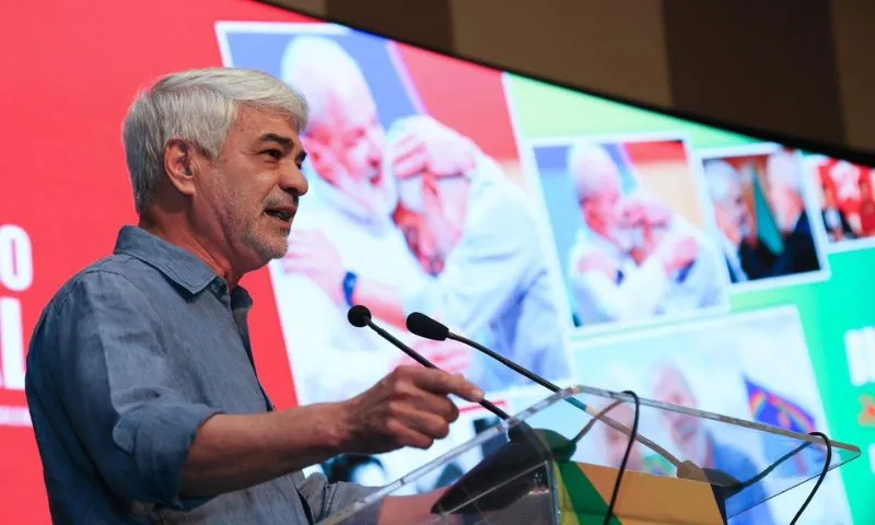 Imagem ilustrativa da imagem Humberto diz que 2026 será a "eleição das nossas vidas" ao deixar comando do PT