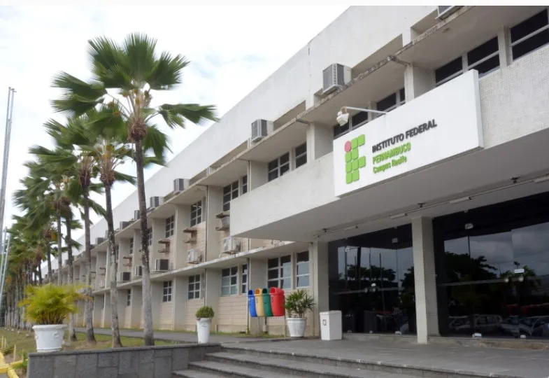 Imagem ilustrativa da imagem IFPE abre concurso com 100 vagas para professores. Salários chegam a R$ 13 mil