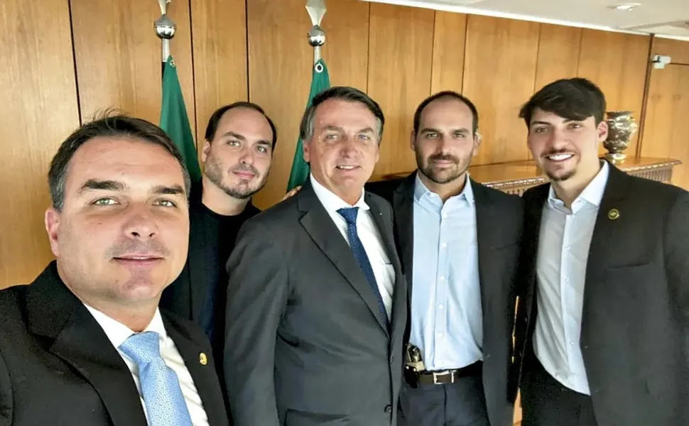 Imagem ilustrativa da imagem Moraes autoriza visita de familiares a Bolsonaro em prisão domiciliar