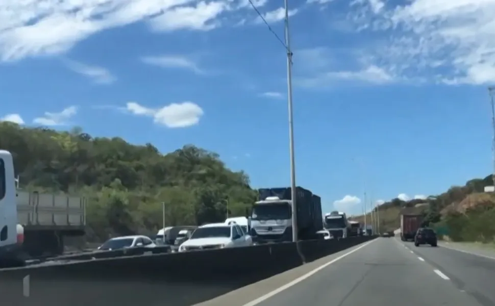Imagem ilustrativa da imagem Motorista é assaltado e luta com bandidos para não ser sequestrado em Cariacica
