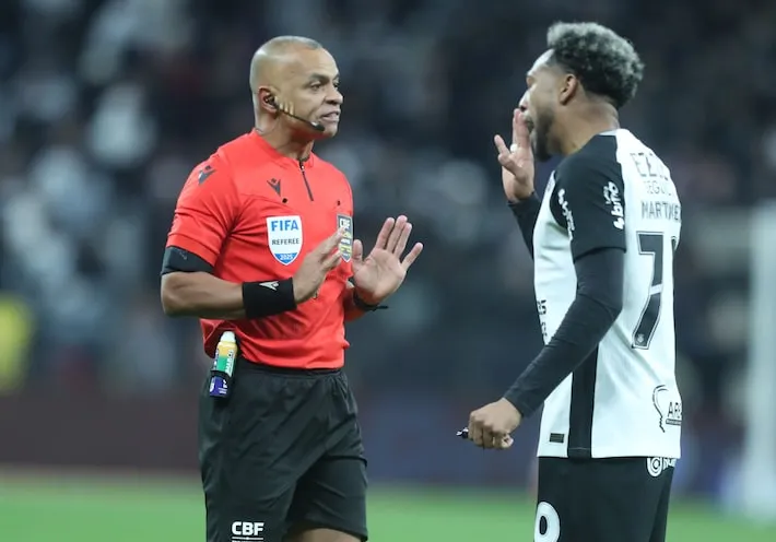 Imagem ilustrativa da imagem Palmeiras vê prejuízo severo por decisões da arbitragem no clássico e envia ofício à CBF