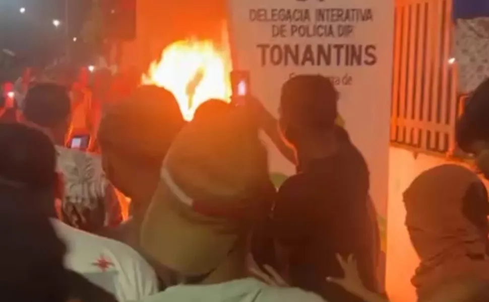 Imagem ilustrativa da imagem Revoltados com feminicídio, moradores invadem delegacia e queimam suspeito