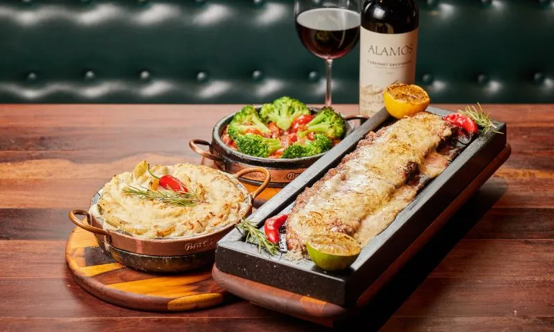 Imagem ilustrativa da imagem RioMar promove experiências com vinhos, pratos especiais e música nos restaurantes