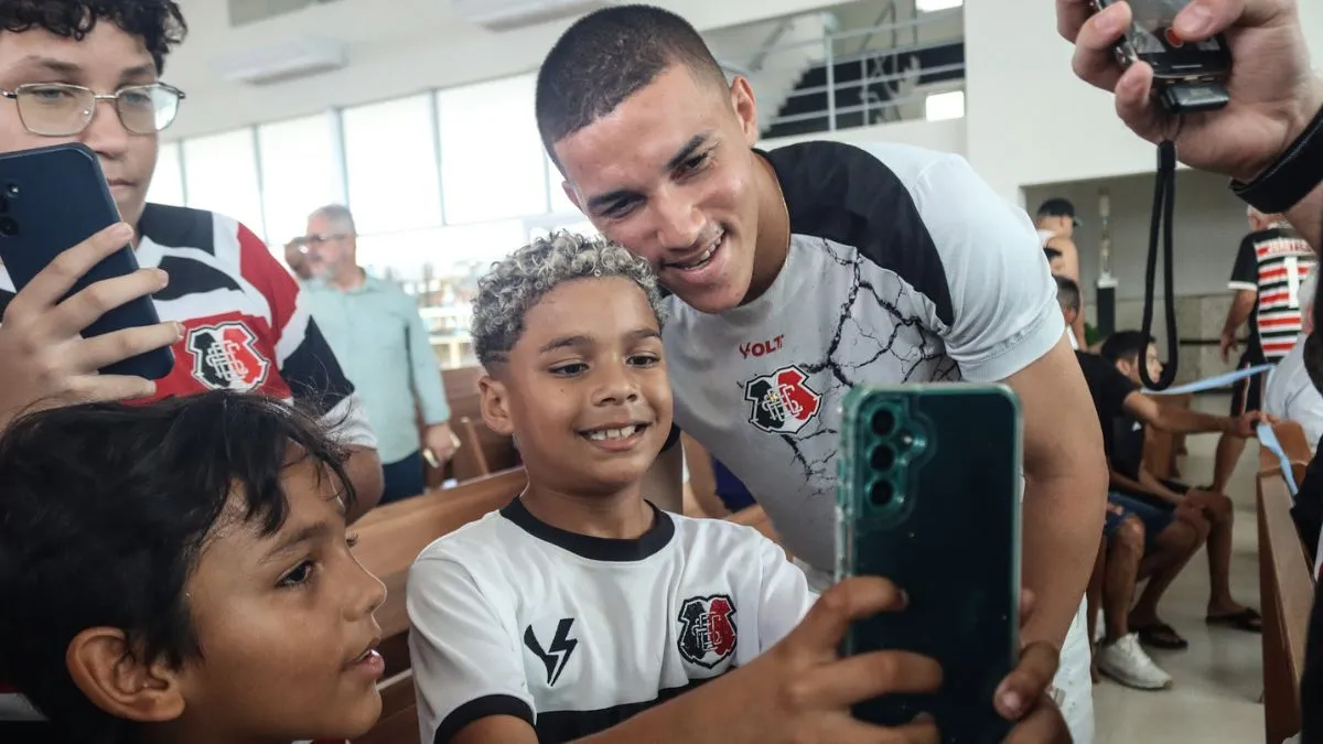 Imagem ilustrativa da imagem Santa Cruz sobe o morro para agradecer a conquista do acesso à Série C