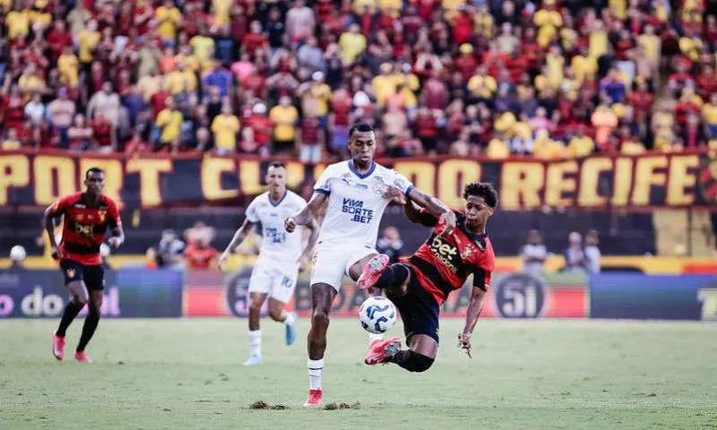 Imagem ilustrativa da imagem Sport chega a 16 jogos sem vencer e empata com o Bahia na Ilha do Retiro