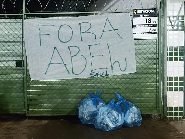 Imagem ilustrativa da imagem Torcida do Palmeiras protesta após eliminação: ‘Fora, Abel’, ‘cabeça cheia, fralda vazia’