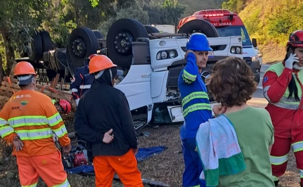 Imagem ilustrativa da imagem Uma pessoa morre e duas ficam feridas após caminhão capotar na BR-101