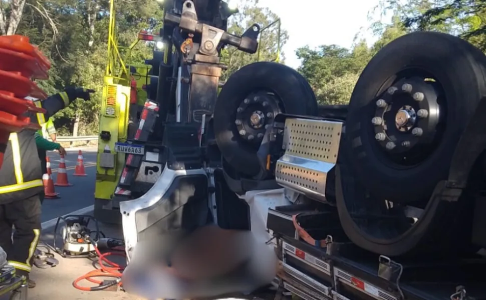 Imagem ilustrativa da imagem Uma pessoa morre e duas ficam feridas após caminhão capotar na BR-101