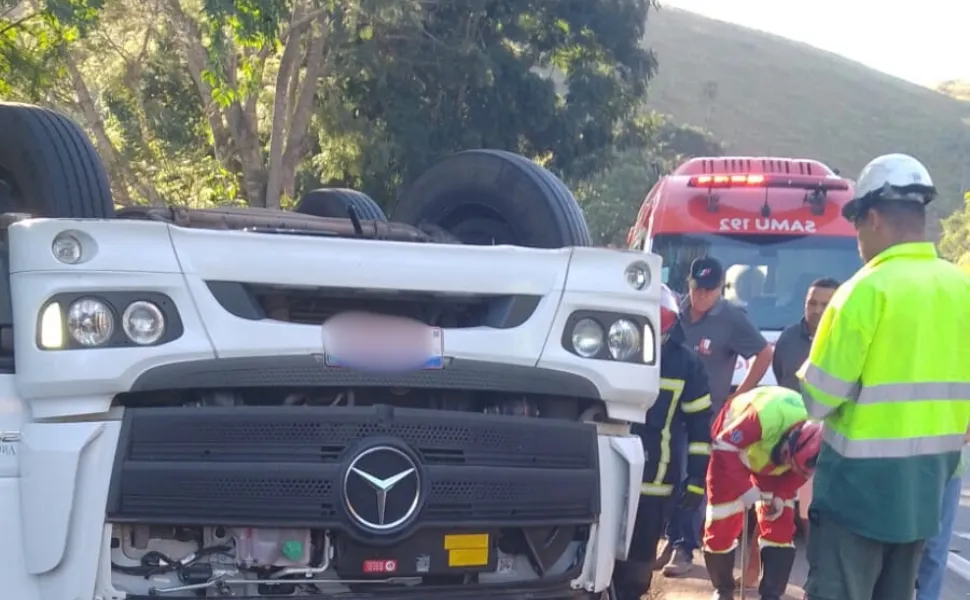 Imagem ilustrativa da imagem Uma pessoa morre e duas ficam feridas após caminhão capotar na BR-101