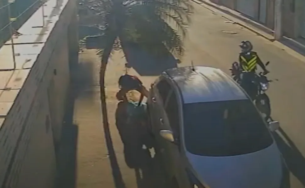 Imagem ilustrativa da imagem VÍDEO | Mulher é agredida por assaltantes em rua de Vila Velha
