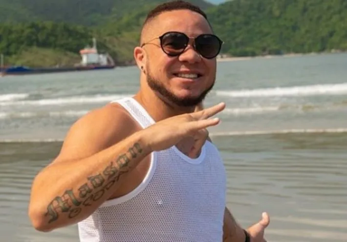 Imagem ilustrativa da imagem Vídeo: Madson, ex-jogador do Santos, dá ‘voadora’ e evita roubo de cliente em sua barbearia; veja