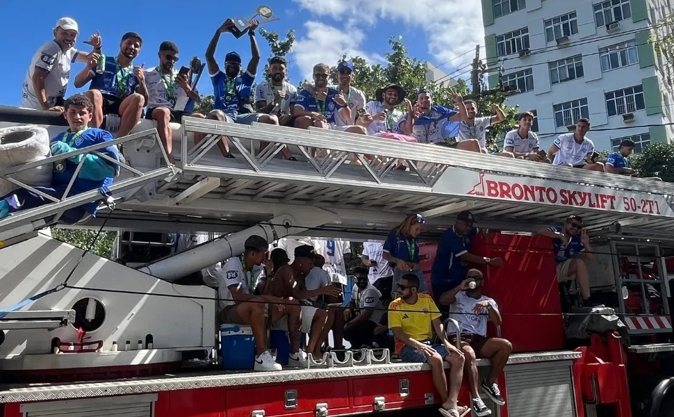 Imagem ilustrativa da imagem Vitória comemora o título da Copa ES 2025 com carreata na capital