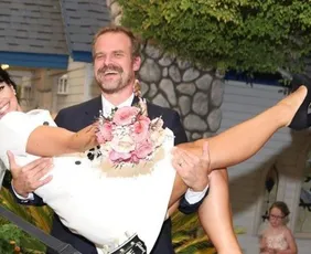 Imagem ilustrativa da imagem Amante de David Harbour se pronuncia após ser exposta em álbum de Lily Allen