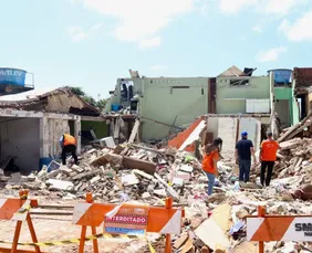 Imagem ilustrativa da imagem Após explosão em Olinda, Defesa Civil amplia vistorias; oito casas foram destruídas