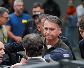 Imagem ilustrativa da imagem Bolsonaro deixa hospital após exames, e médico cita estado fragilizado