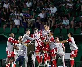 Imagem ilustrativa da imagem Empate entre Guarani e Náutico adia decisão na Série C