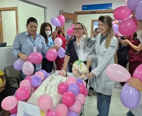 Imagem ilustrativa da imagem Festa em hospital após alta de bebê que nasceu com 930 gramas