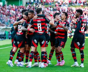 Imagem ilustrativa da imagem Flamengo vence Juventude fora, quebra tabu e mantém vantagem na liderança