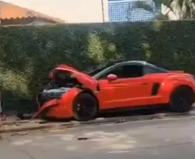 Imagem ilustrativa da imagem Motociclista de aplicativo bate de frente em carro esportivo. Dois feridos
