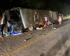 Imagem ilustrativa da imagem Ônibus tomba na BR-423, no Agreste, e deixa pelo menos sete mortos