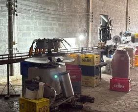 Imagem ilustrativa da imagem Polícia fecha fábrica de bebidas e apreende mais de 30 mil garrafas em Vitória-PE