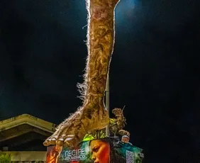 Imagem ilustrativa da imagem Recife ganha "Perna Cabeluda" gigante em campanha de lançamento de filme de terror