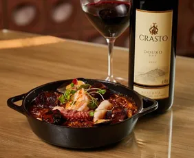 Imagem ilustrativa da imagem RioMar promove experiências com vinhos, pratos especiais e música nos restaurantes