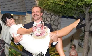 Imagem ilustrativa da imagem Amante de David Harbour se pronuncia após ser exposta em álbum de Lily Allen