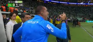 Imagem ilustrativa da imagem Auxiliar de Abel reclama de obstrução em gol do Corinthians e é expulso: ‘É falta no mundo todo’