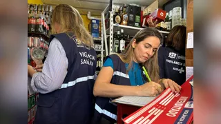 Imagem ilustrativa da imagem Blitz da Vigilância Sanitária e Procon apreende bebidas suspeitas em Jaboatão