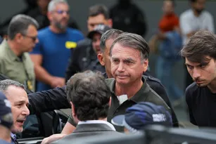 Imagem ilustrativa da imagem Bolsonaro deixa hospital após exames, e médico cita estado fragilizado