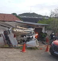 Imagem ilustrativa da imagem Caminhão da Neoenergia desce ladeira desgovernado e atinge residência em Olinda