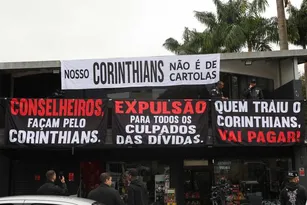 Imagem ilustrativa da imagem Corinthians vive dia de protestos e incerteza enquanto sócios decidem futuro do clube; veja imagens