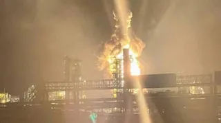 Imagem ilustrativa da imagem Drones ucranianos atingem refinaria de petróleo da Rússia e causam incêndio