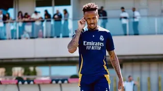 Imagem ilustrativa da imagem Éder Militão marca golaço de antes do meio-campo em treino do Real Madrid; assista