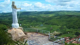 Imagem ilustrativa da imagem Em Solidão, sementes brotam entre fé, memória e o arroz da terra