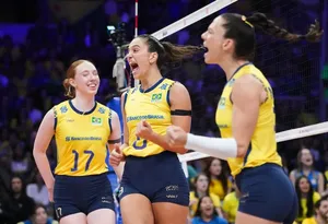 Imagem ilustrativa da imagem Em quadra com iluminação criticada, seleção feminina estreia com vitória no Mundial de vôlei