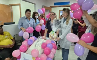 Imagem ilustrativa da imagem Festa em hospital após alta de bebê que nasceu com 930 gramas