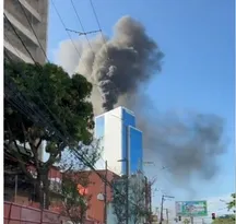 Imagem ilustrativa da imagem Incêndio atinge cobertura de empresarial na Zona Sul do Recife