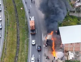 Imagem ilustrativa da imagem VÍDEO: incêndio destrói caminhão na BR-101. Carga de carne foi saqueada
