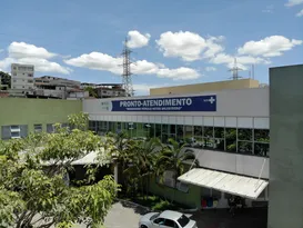 Imagem ilustrativa da imagem Jovem quebra porta de vidro com soco em PA de Cariacica e fica ferido