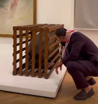 Imagem ilustrativa da imagem Memphis Depay vai à Pinacoteca e provoca Palmeiras ao lado de escultura de porco; assista