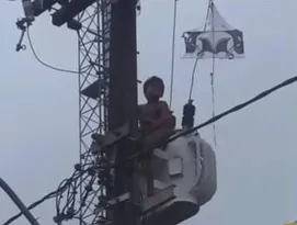 Imagem ilustrativa da imagem Menino leva choque ao subir em poste para pegar pipa