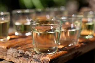 Imagem ilustrativa da imagem Sem o controle da indústria legal, produto expõe consumidor de bebidas a risco